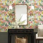 Pared decorada con papel pintado con diseño de flores diseño de Rifle Paper "Garden Party" en rosa