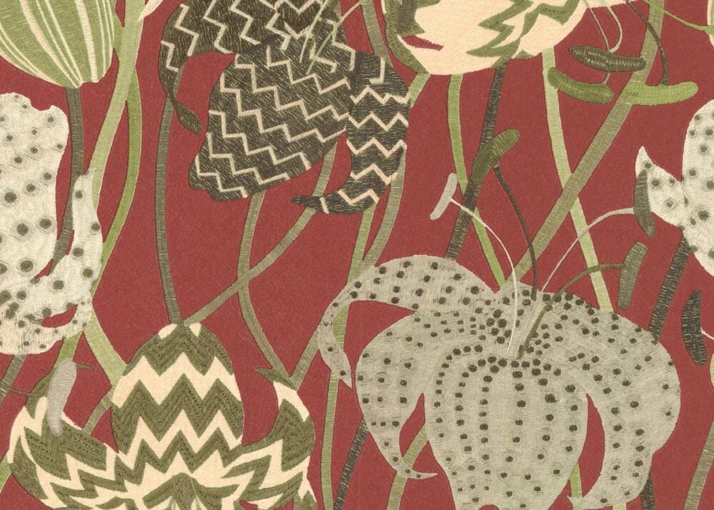 Papel pintado con bordado de flores "Lilium" de Missoni Home, con fondo rojo inglés