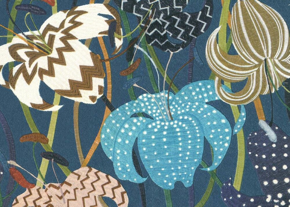Papel pintado con bordado de flores "Lilium" de Missoni Home, con fondo azul marino
