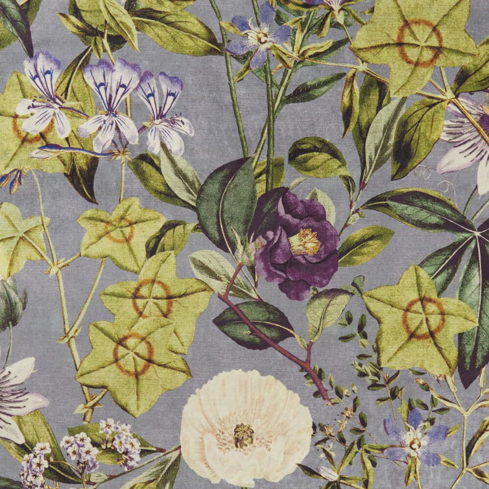 Terciopelo de estampado floral en lila "Passiflora" diseño de Clarke & Clarke