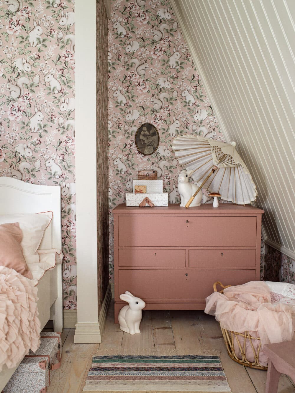 Papel pintado floral infantil de conejos y ardillas de estilo romántico y nórdico en rosa