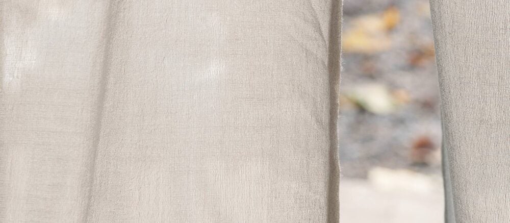 Visillo de doble ancho con una atractiva transparencia presentado en 10 suaves colores naturales y tierras.