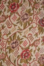 Tela para tapizar con estampado floral vintage de gran formato BASARABIA de James Malone en blanco
