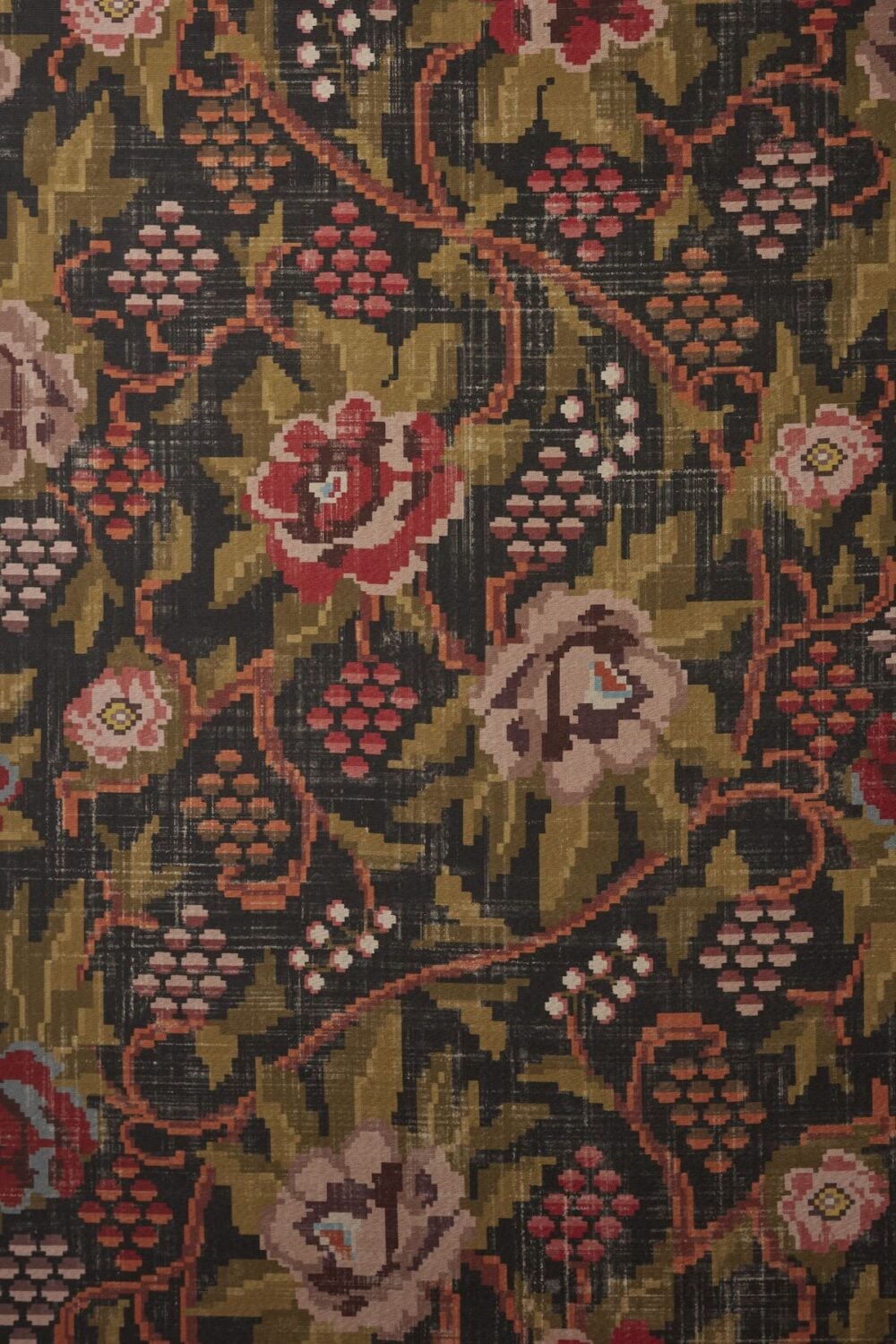 Tela para tapizar con estampado floral vintage de gran formato BASARABIA de James Malone en negro