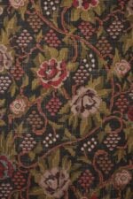 Tela para tapizar con estampado floral vintage de gran formato BASARABIA de James Malone en negro