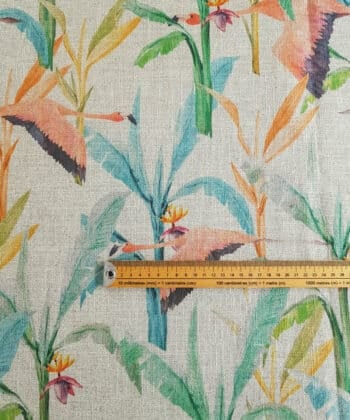 Flachsstoff mit tropischem Druck von Flamingos und Paradiesvogelblumen