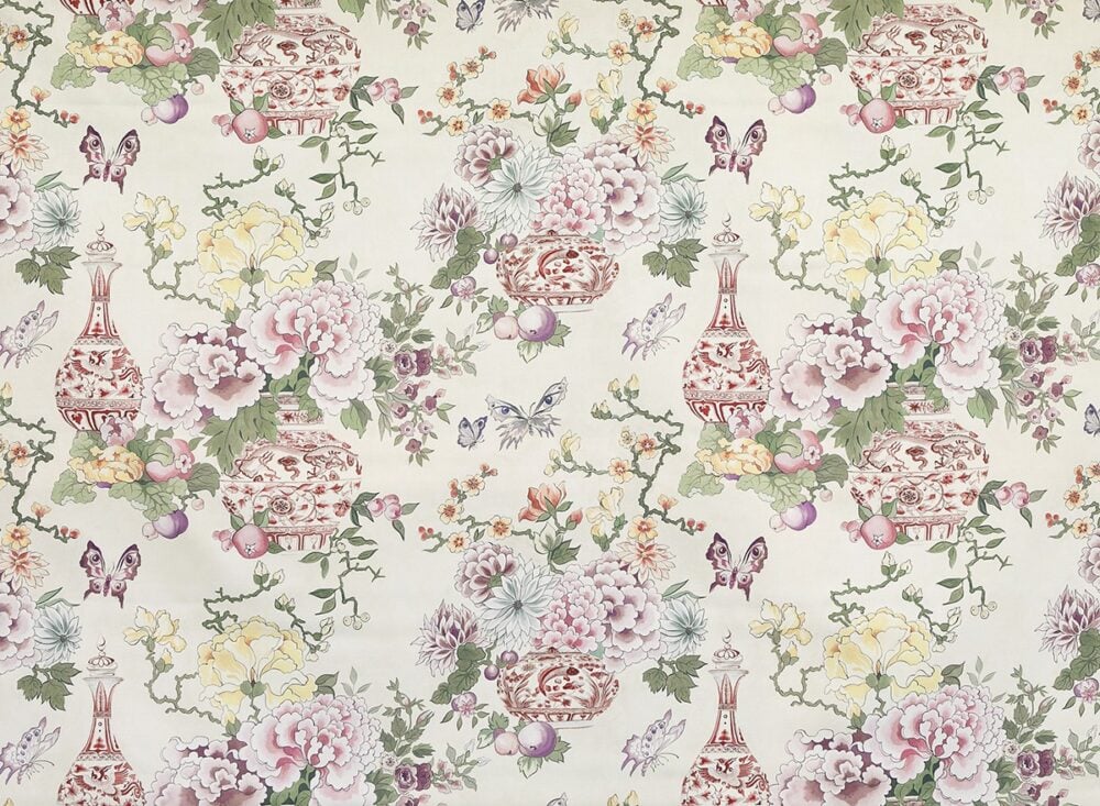 Papel pintado de flores orientales en vainilla diseño de Juan Avellaneda