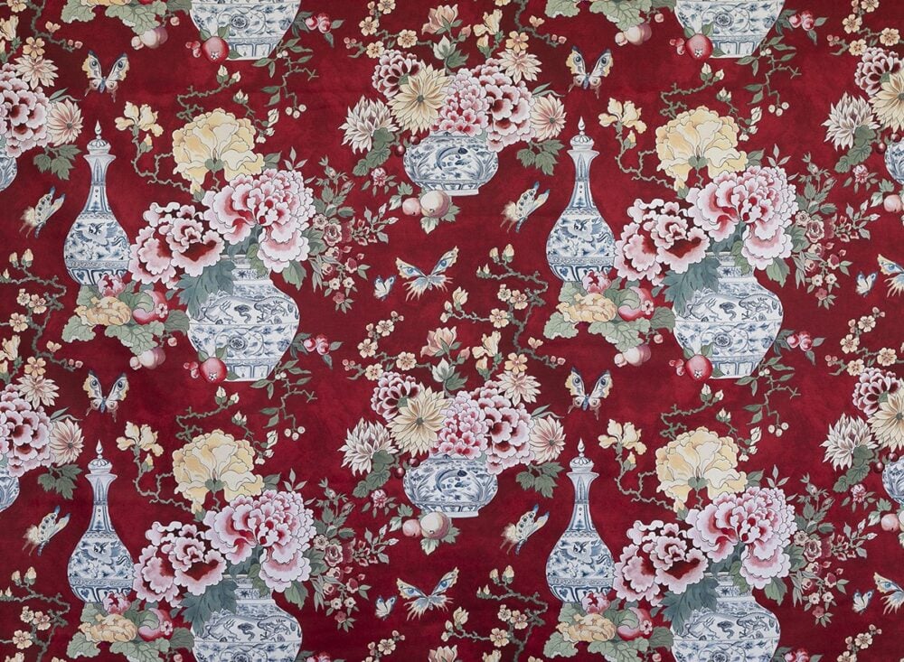 Papel pintado de flores orientales en rojo diseño de Juan Avellaneda