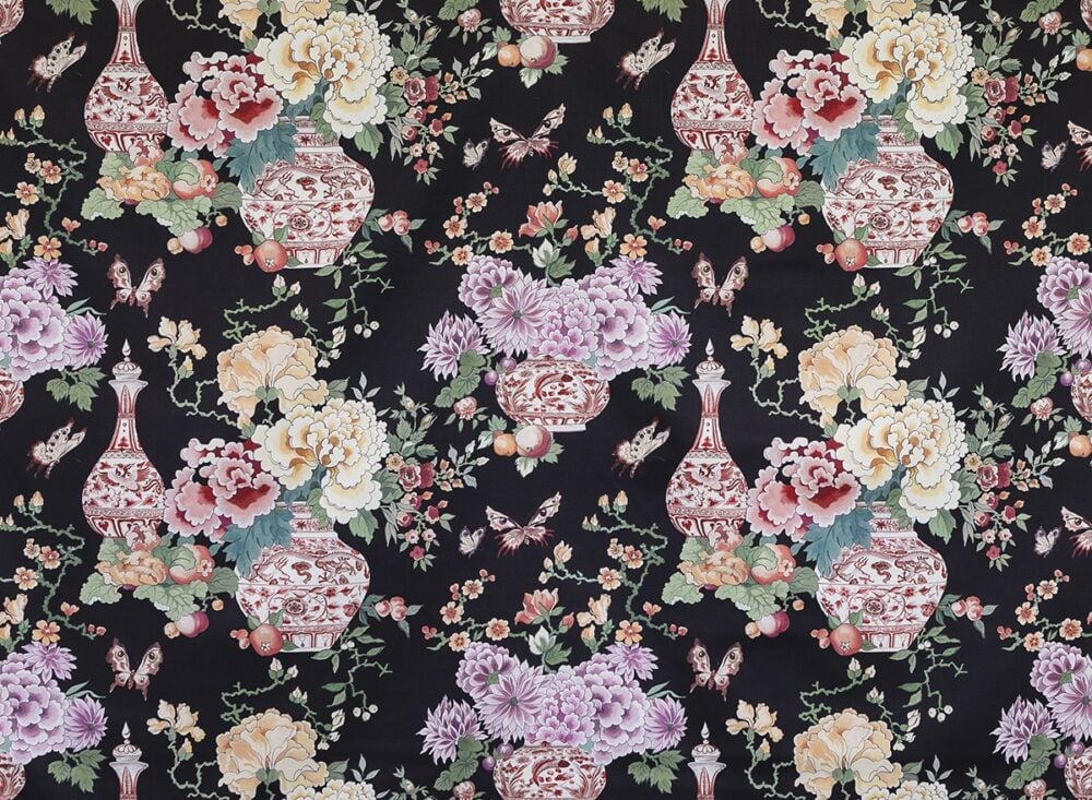 Papel pintado de flores orientales en negro diseño de Juan Avellaneda