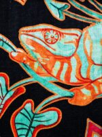 tela de tapicería con estampado de camaleones en colores flúor para tapizados y decoración