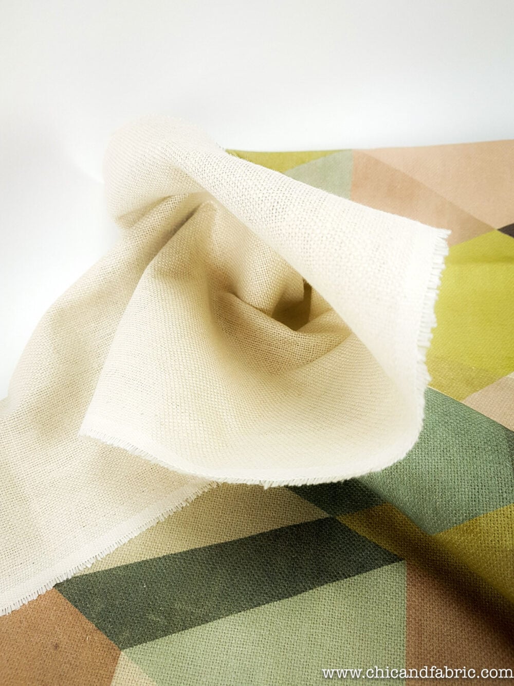Tela de tapicería 100% lino estampado geométrico en rosa y menta para tapizar sillas o hacer cojines