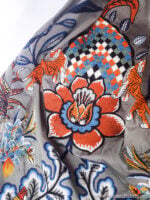 Tela bordada con estampado exótico de tigres, flores y aves en gris