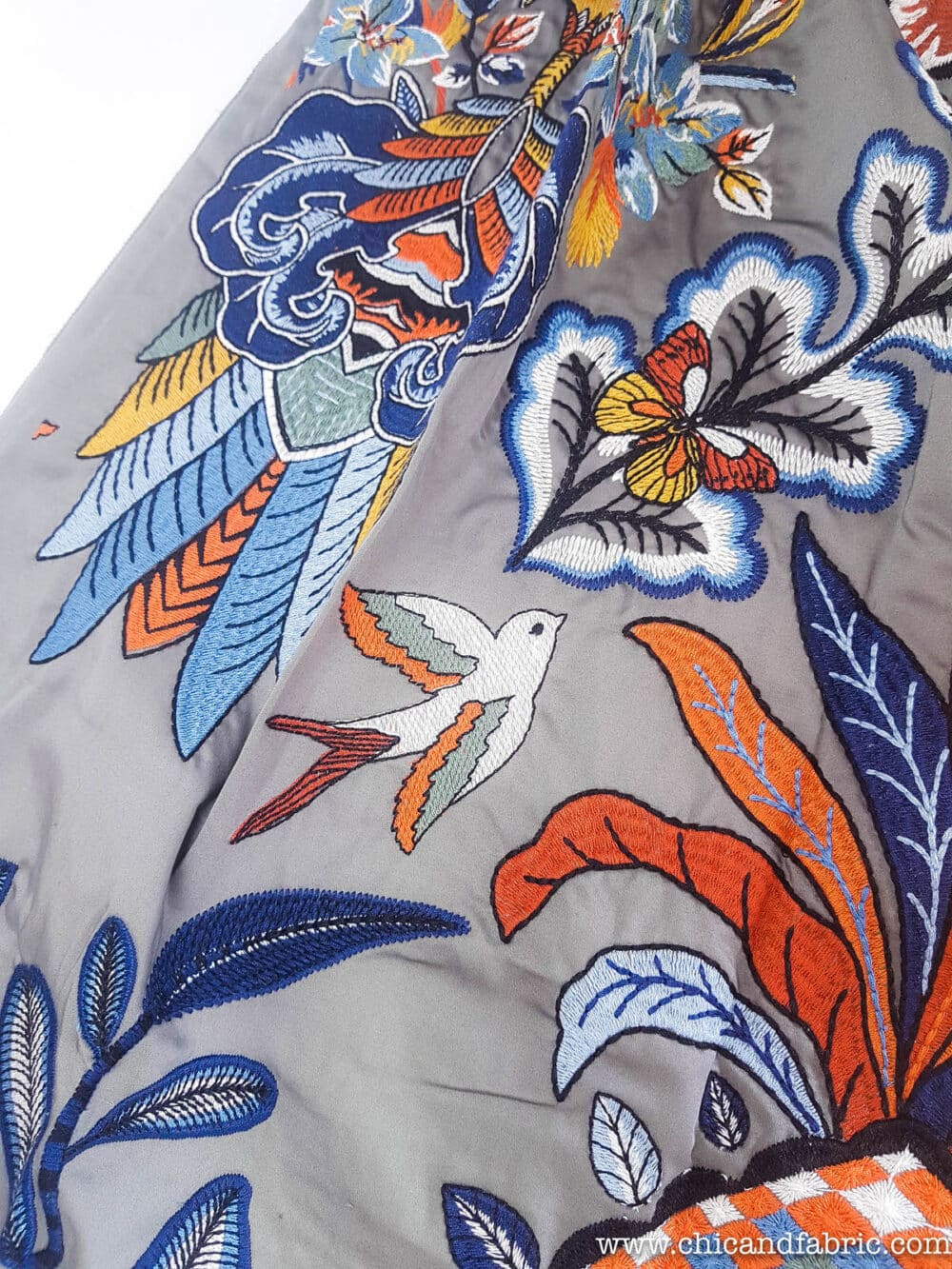 Tela bordada con estampado exótico de tigres, flores y aves en gris