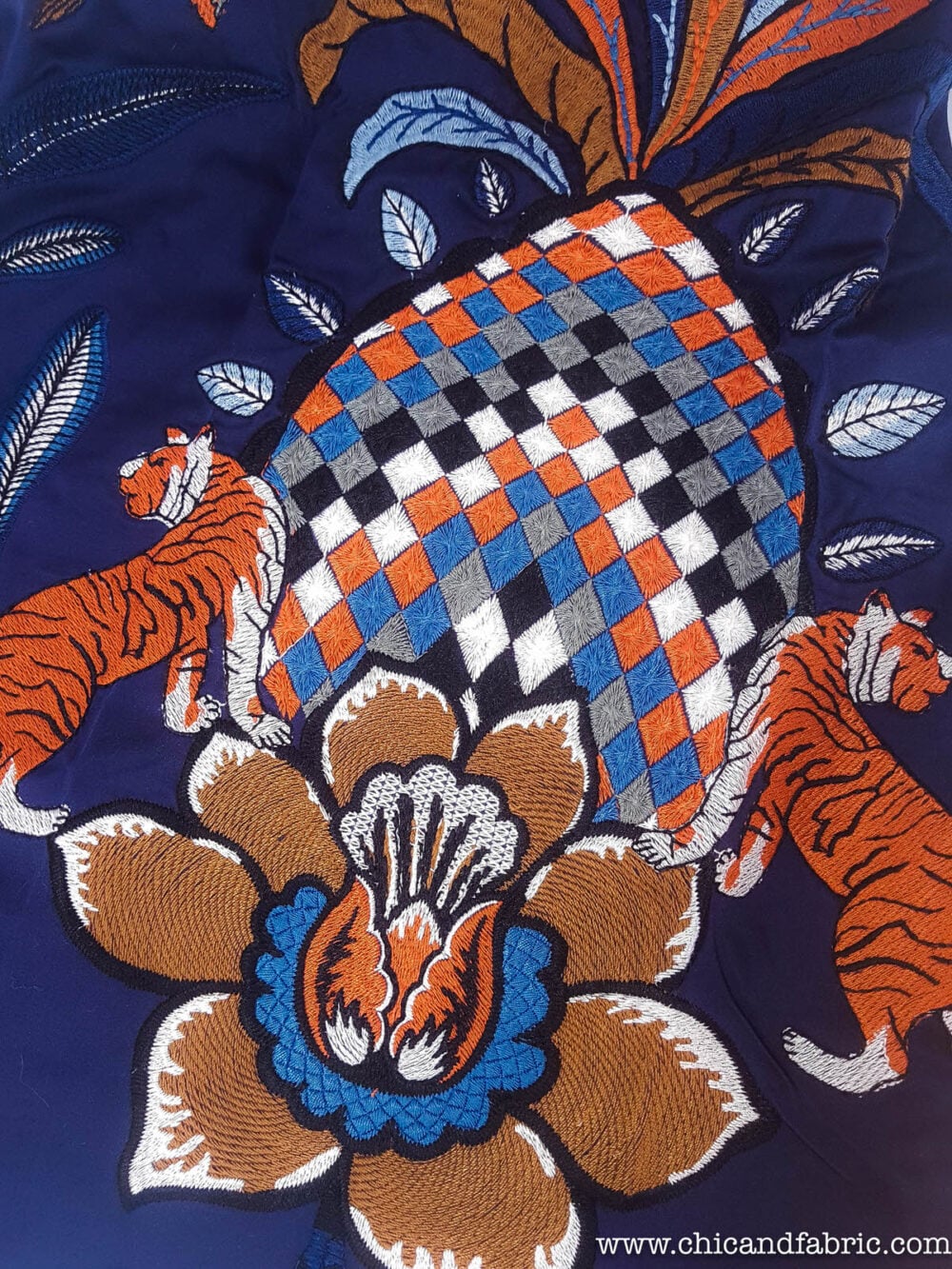 Tela bordada con estampado exótico de tigres, flores y aves en azul