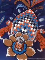 Tela bordada con estampado exótico de tigres, flores y aves en azul
