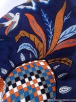 Tela bordada con estampado exótico de tigres, flores y aves en azul