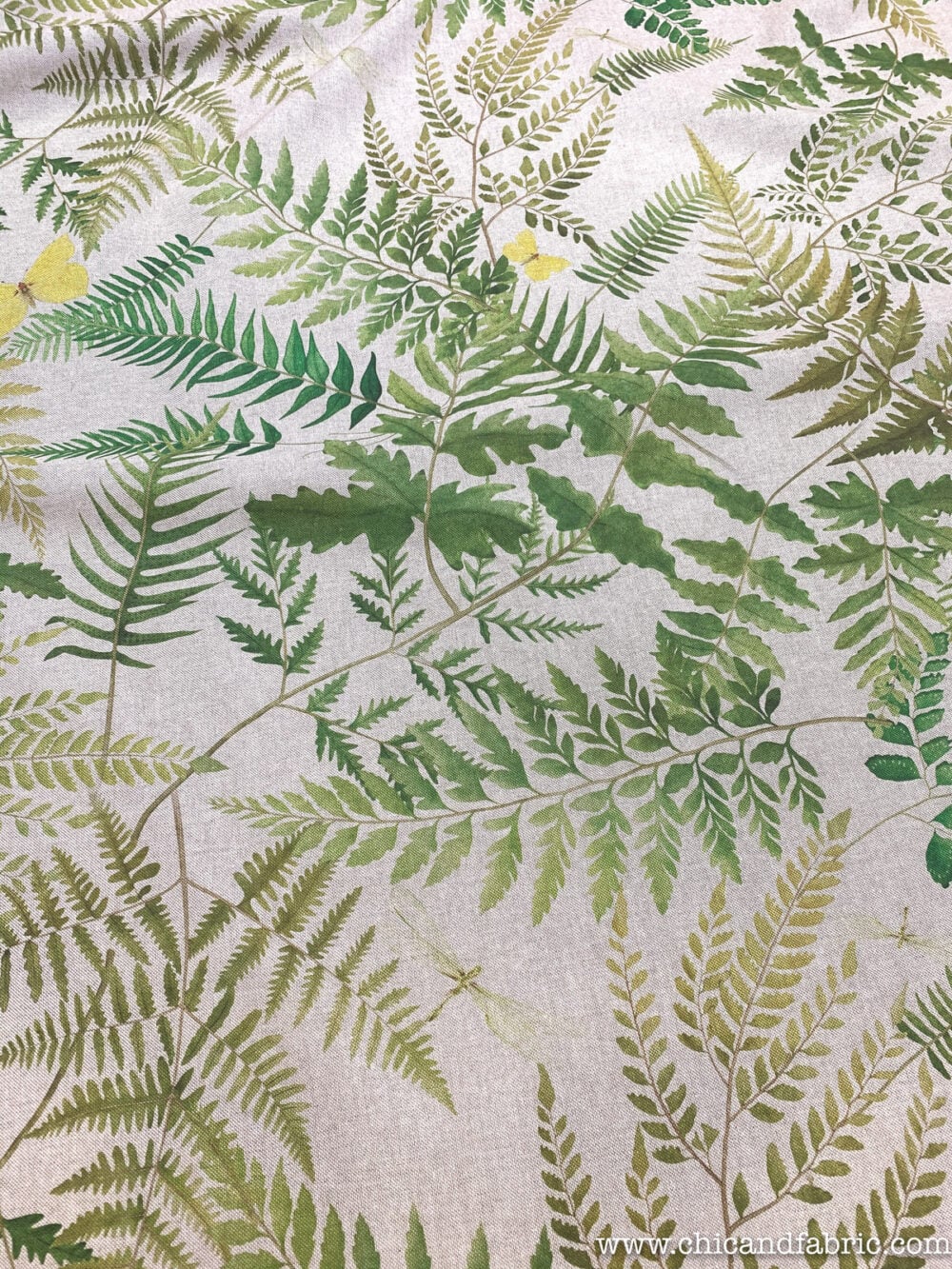 Tela gruesa estampada de helechos y mariposas con apariencia de lino