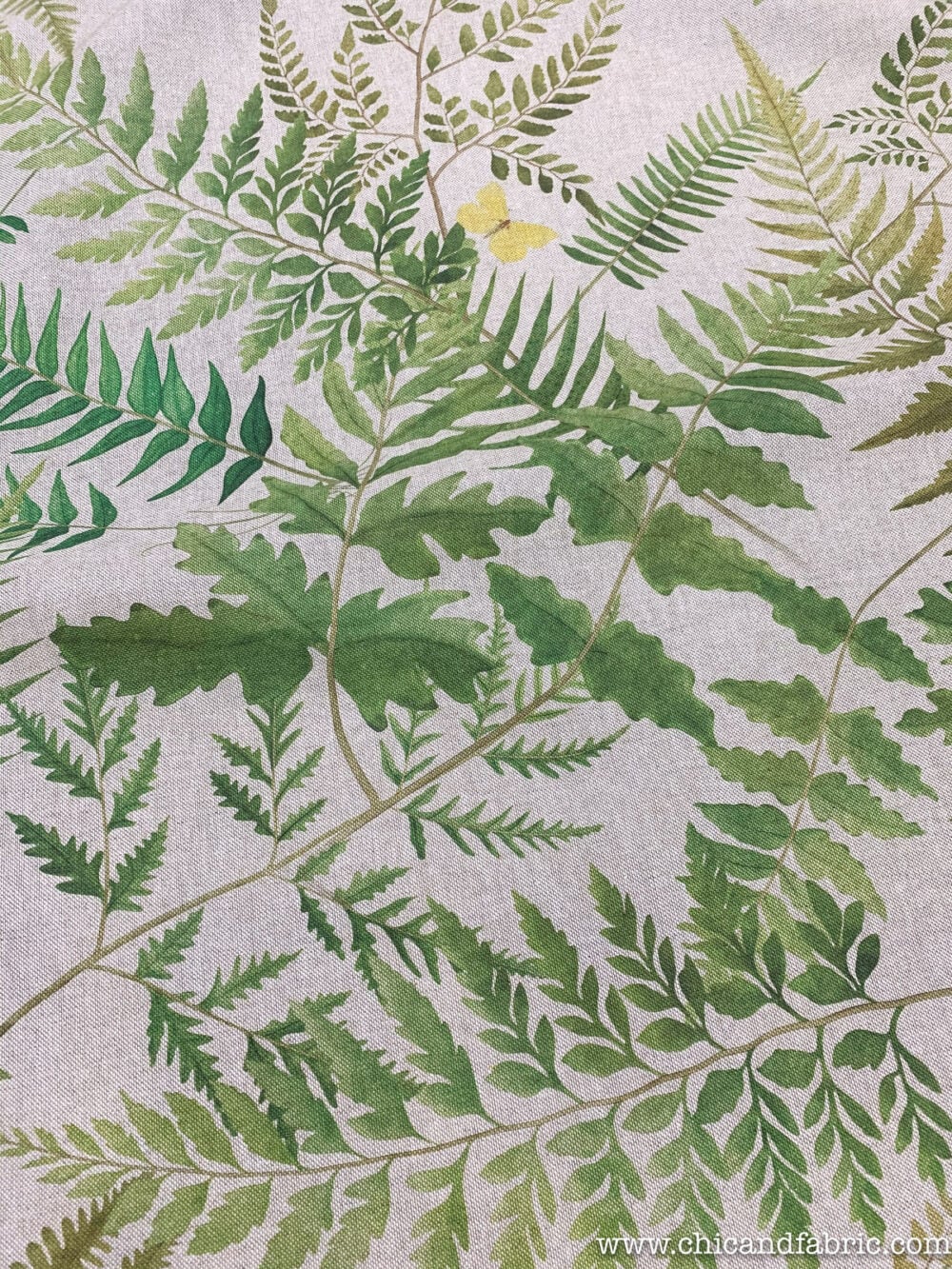 Tela gruesa estampada de helechos y mariposas con apariencia de lino