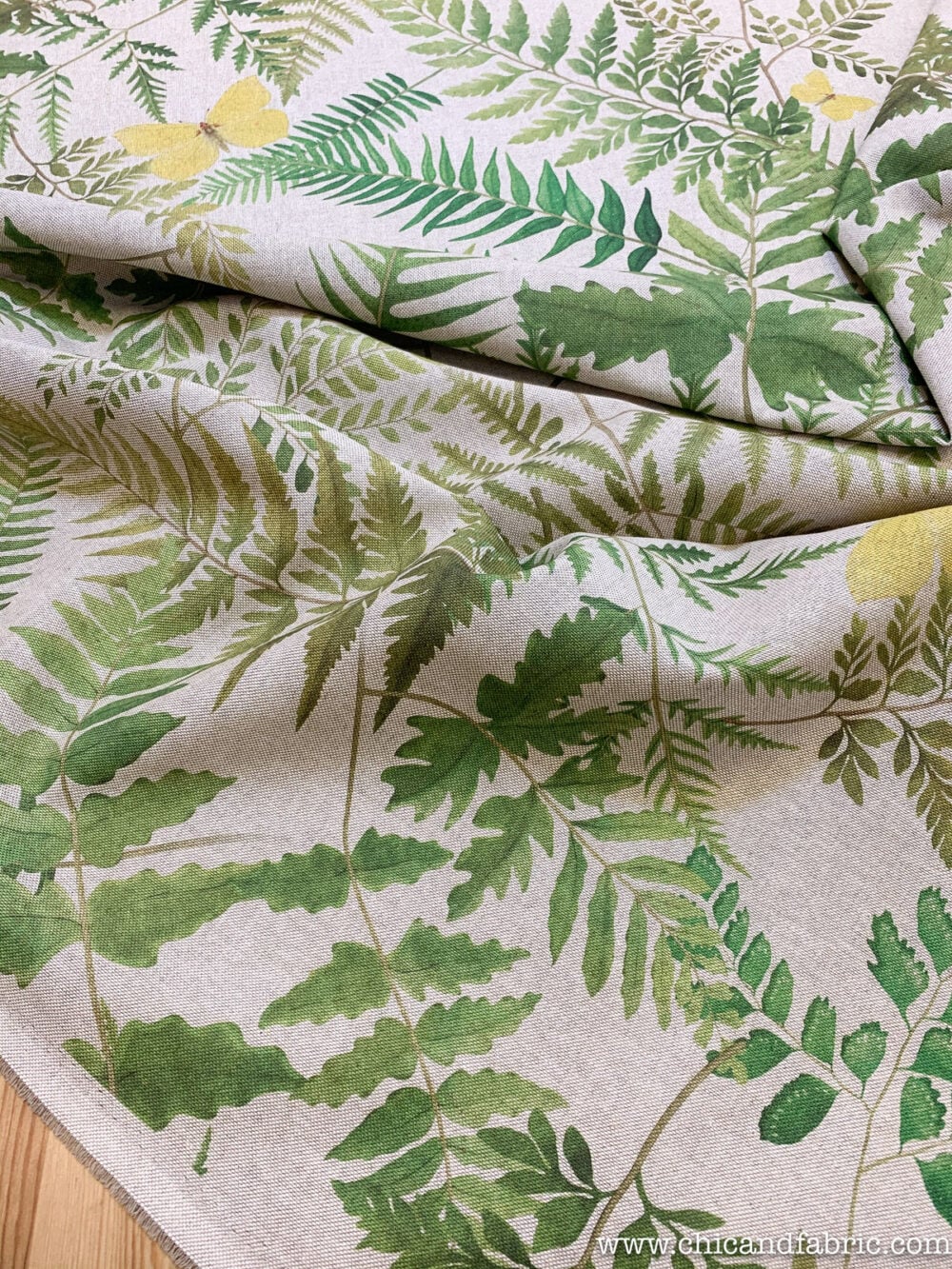 Tela gruesa estampada de helechos y mariposas con apariencia de lino