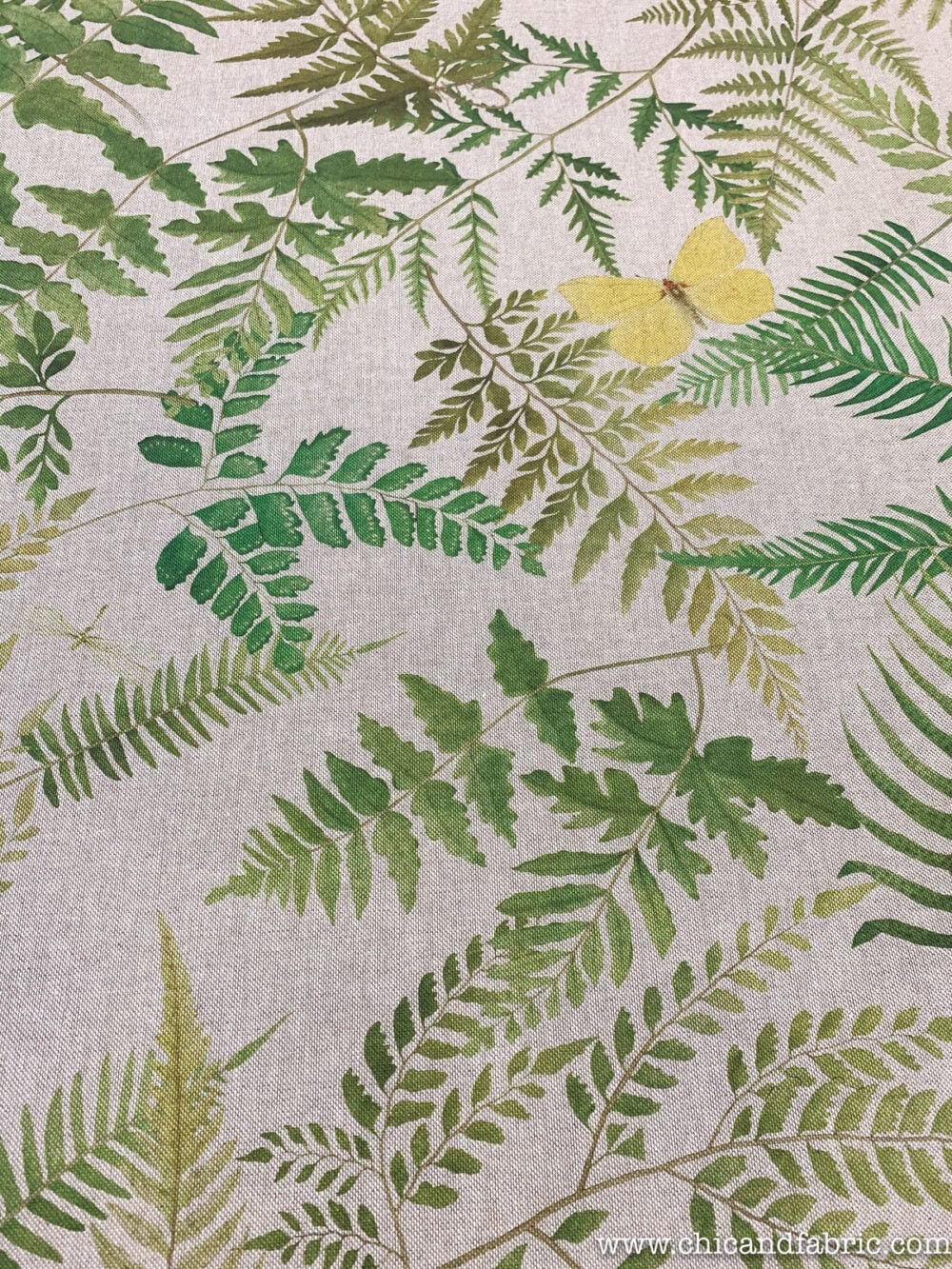 Tela gruesa estampada de helechos y mariposas con apariencia de lino