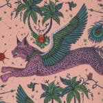 Papel pintado con motivos de animales fantásticos en coral flúor