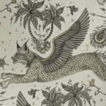 Papel pintado con motivos de animales fantásticos en blanco y monocromo