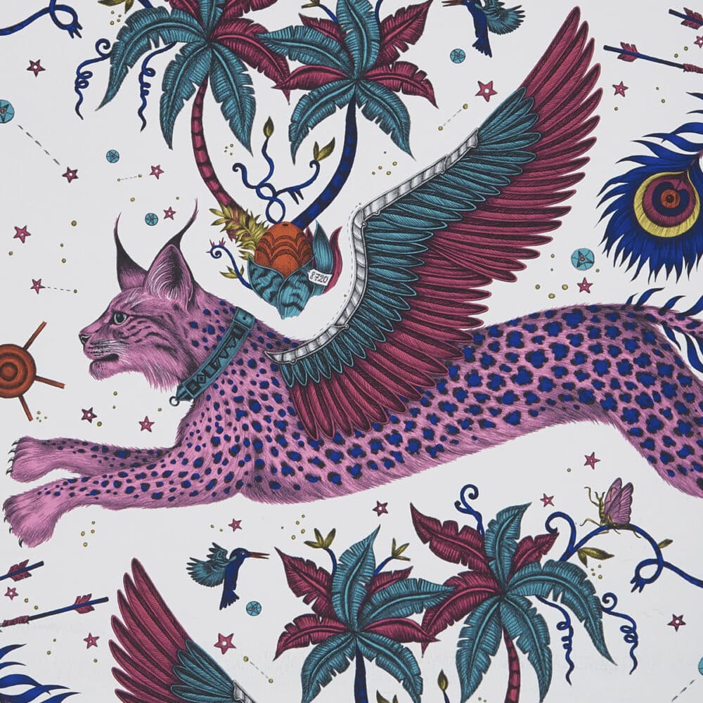 Papel pintado con motivos de animales fantásticos en blanco y fucsia