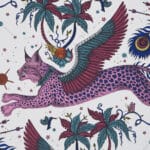 Papel pintado con motivos de animales fantásticos en blanco y fucsia