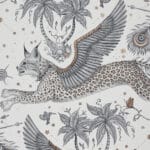 Papel pintado con motivos de animales fantásticos en blanco y naranja