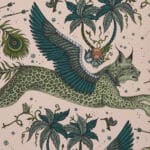 Papel pintado con motivos de animales fantásticos en salmón y verde