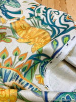 Lino estampado de camaleones de estilo medieval en natural diseño de James Malone