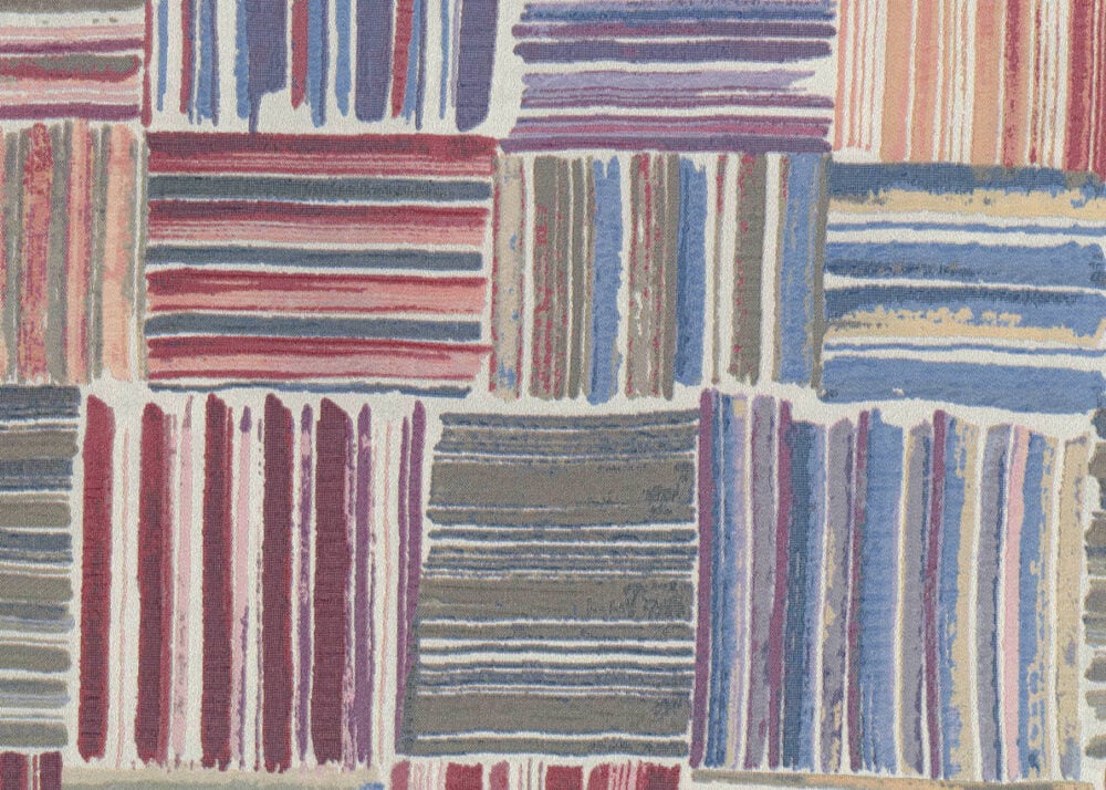 Papel pintado de Missoni con diseño a trazos estilo patchwork en granate