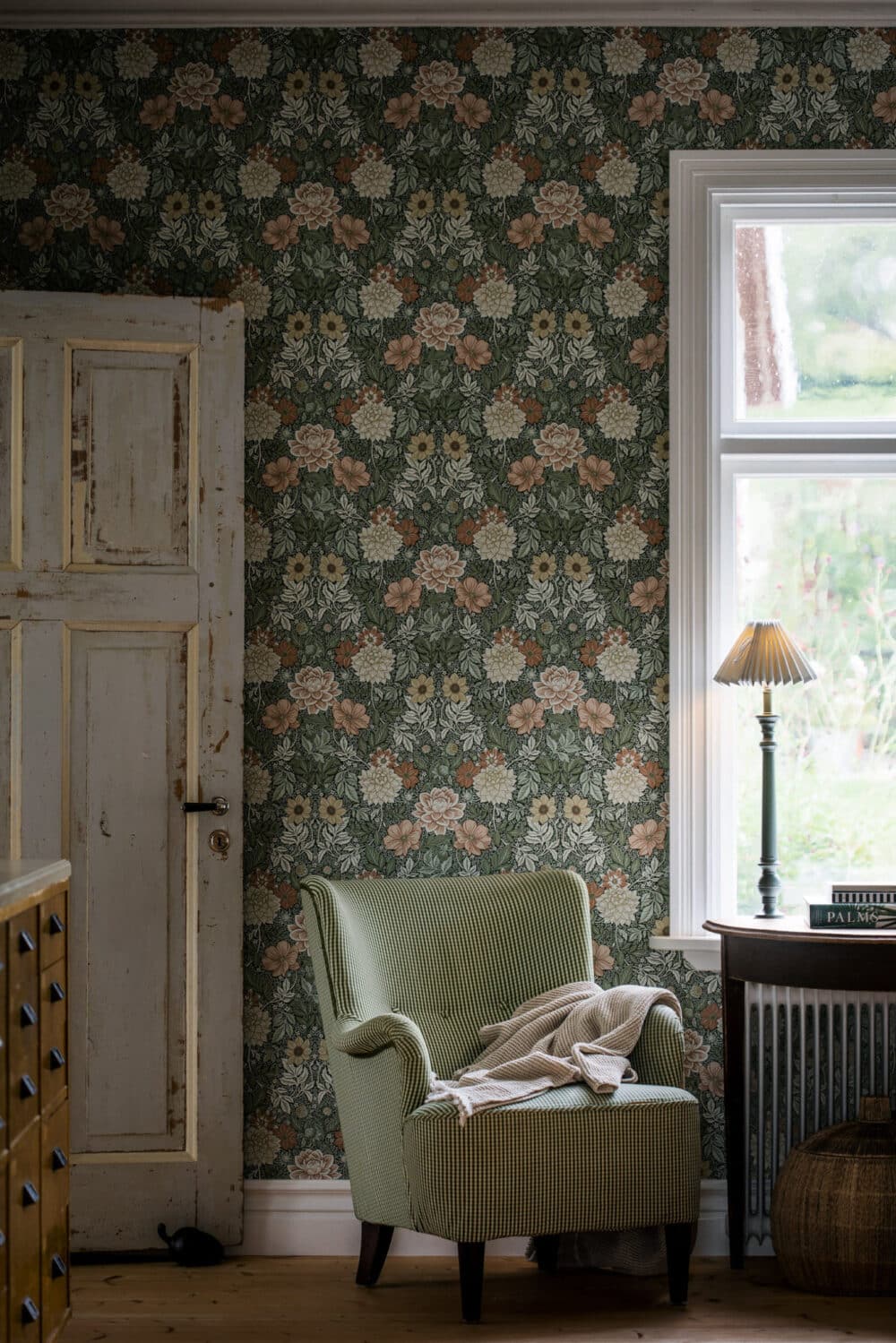 Habitación decorada con papel pintado de flores grandes "Dahlia Garden" en verde