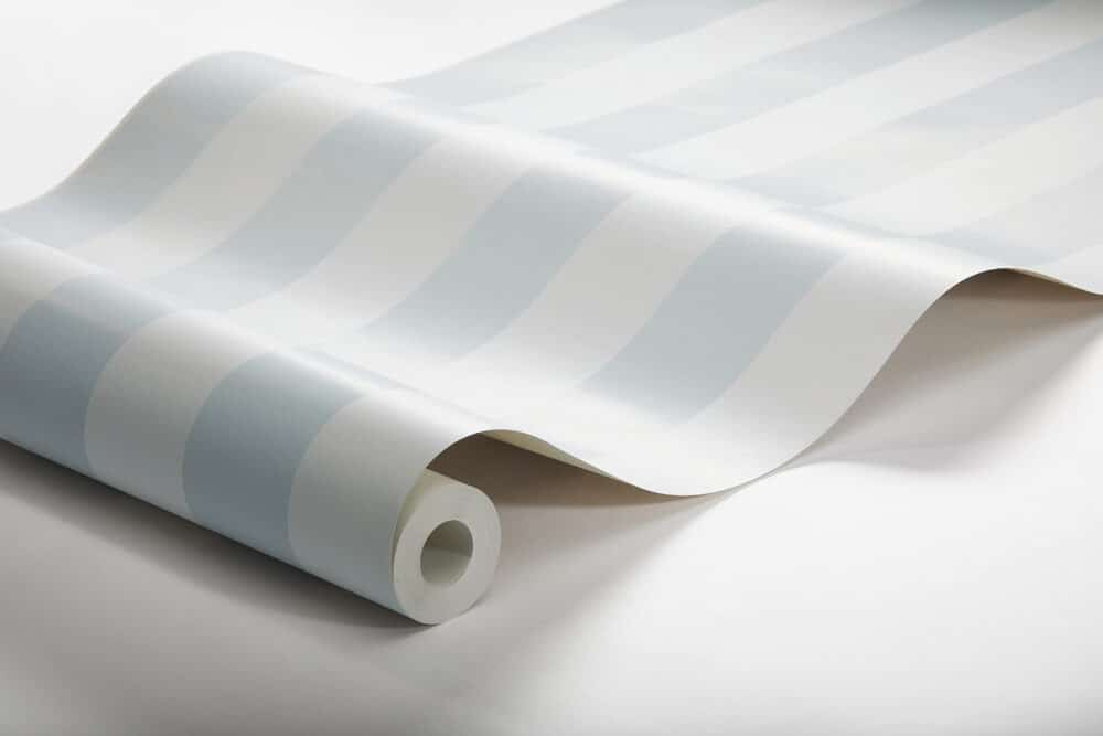 Rollo de papel pintado a rayas en azul pastel y blanco crema cálido (color 7683)