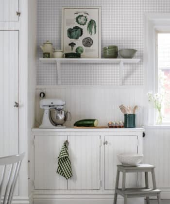 cocina decorada con papel pintado atemporal a cuadros en gris claro