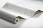 Rollo de papel pintado con motivos de hojas de avellano en blanco