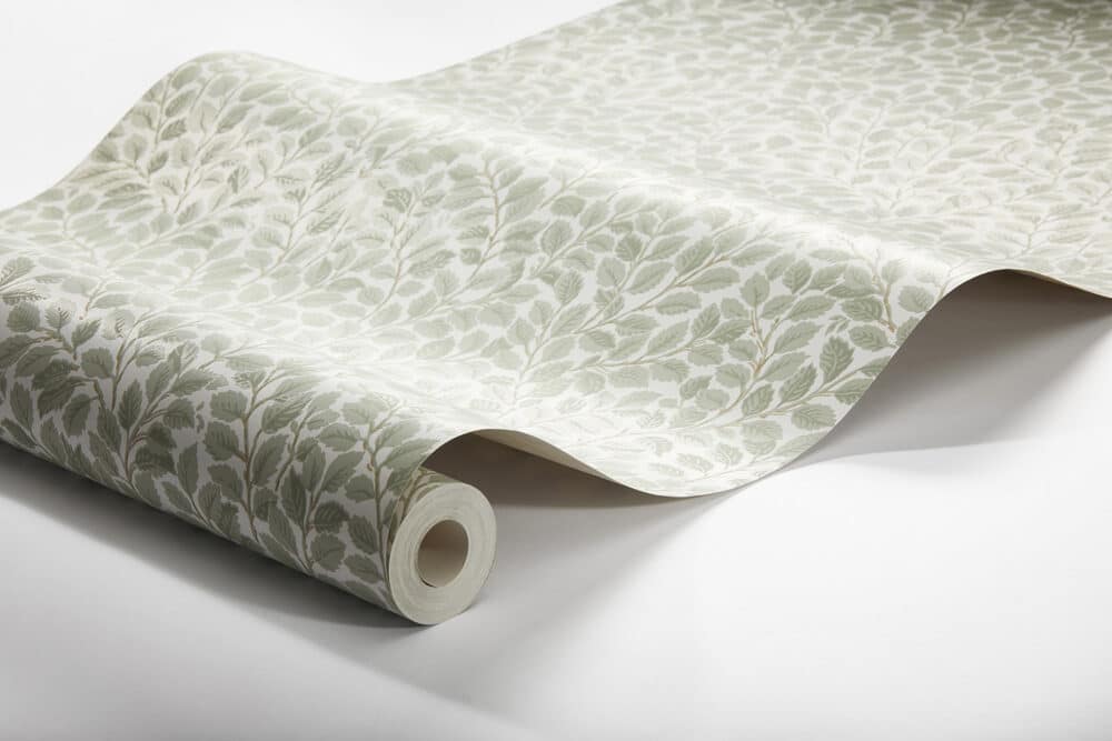 Rollo de papel pintado con motivos de hojas de avellano en blanco y verde claro