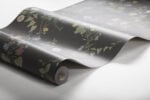 Rollo de papel pintado con motivos de flores silvestres y fondo gris oscuro