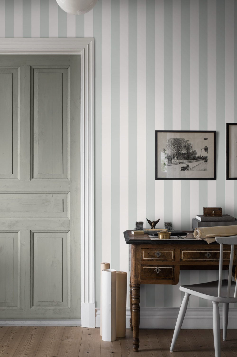 Habitación decorada con papel pintado a rayas en blanco cremoso cálido y gris verdoso pálido (color 7684)