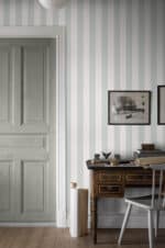 Habitación decorada con papel pintado a rayas en blanco cremoso cálido y gris verdoso pálido (color 7684)