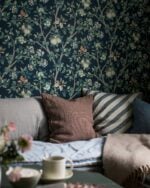 Habitación decorada con Papel pintado de diseño sueco con motivos enramados de manzanos y flores en azul marino