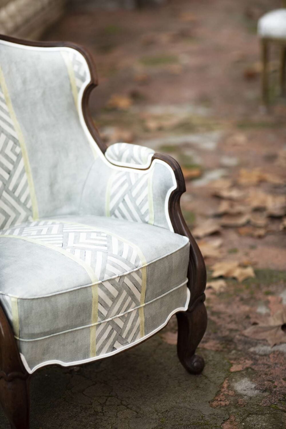 Butaca tapizada con Lino tapicero de estampado de rayas decorativas diseño de Ybarra & Serret - Coordonné