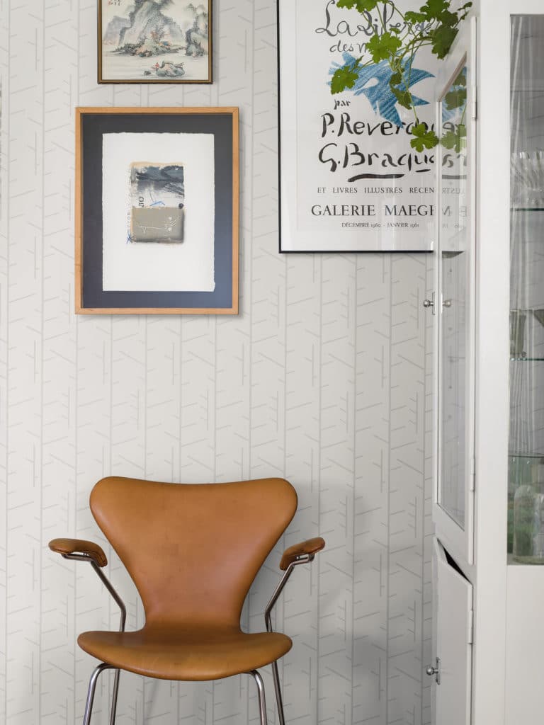STIG LINDBERG GRAZIA Papel Pintado Estilo Nórdico Escandinavo Habitación decorada con papel pintado con motivos gráficos de rayas de estilo nórdico "ARNE JACOBSEN TASSEL" en blanco