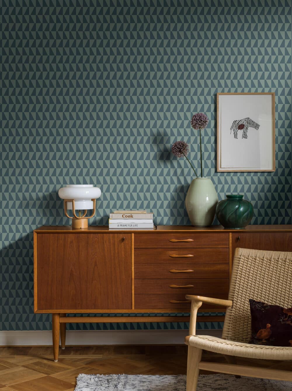 Pared decorada con papel pintado con sofisticados motivos geométricos "Arne Jacobsen Trapez" color azul
