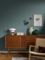 Pared decorada con papel pintado con sofisticados motivos geométricos "Arne Jacobsen Trapez" color azul