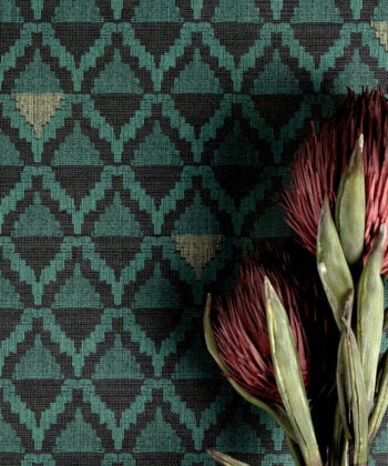 Papel pintado con motivos étnicos en rombos en verde esmeralda. Liliosa Tropical Ref. HIA301