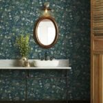 Baño decorado con papel pintado con motivos de ramas y flores diseño de Rifle Paper en azul verdoso