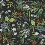 papel pintado con motivos de ramas y flores diseño de Rifle Paper en negro