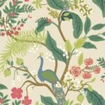 Papel pintado con motivos de pavos reales y flores diseño de Rifle Paper (color blush)