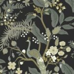 Papel pintado con motivos de pavos reales y flores diseño de Rifle Paper (color black)